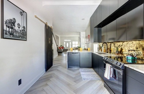 Dixon Park Apartment | Yellow Door Inn, Modern | Dog-Friendly | Mini Golf!