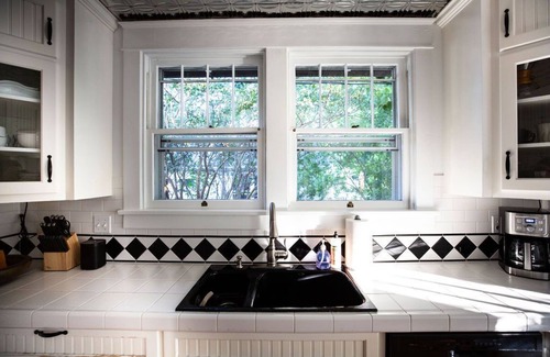 Belmont House | Yellow House| 2 BR Cottage Dtwn Cville/Belmont