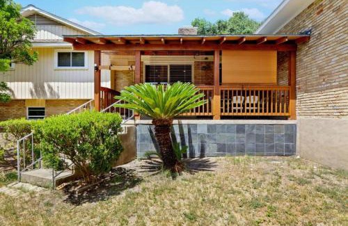 Medical Center District House | Yellow Stone: Chef's Kitchen, Patio & Location
