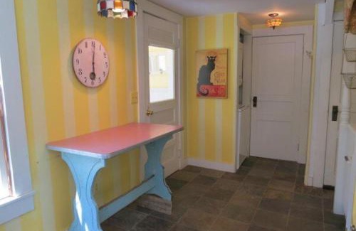 Rawsonville House | Yellow Sweetie at the Base of Stratton