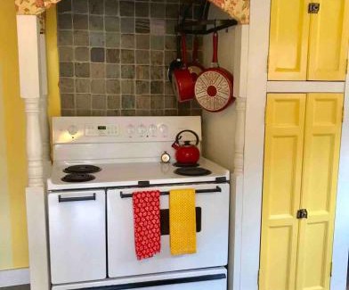 Rawsonville House | Yellow Sweetie at the Base of Stratton