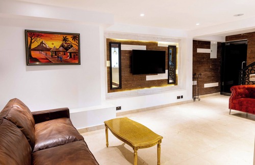 Orozo Hotel | Yellow Trumpet Residence Asokoro