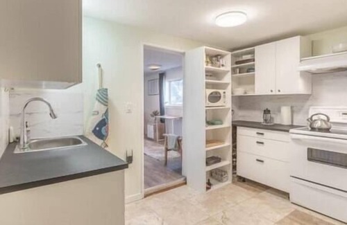 Yellowknife Apartment | Yellowknife Downtown 50a avenue Retreat