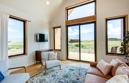 Emigrant House | Yellowstone Prairie Retreat 360 Mountain Views!