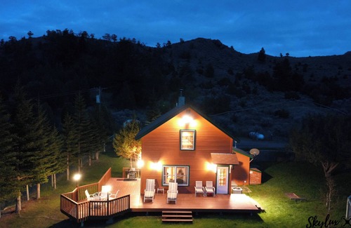 Gardiner Cabin | Yellowstone Vacation Home close to Yellowstone! A/C! Hot Springs nearby!
