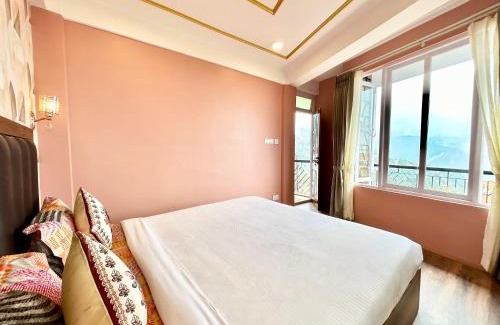 Darjeeling Bed & Breakfast | Yepplo's King Size Suite Room with Mountain View
