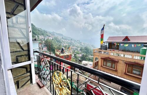 Darjeeling Bed & Breakfast | Yepplo's King Size Suite Room with Mountain View