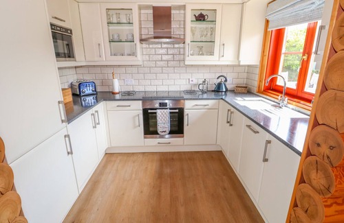 Castle Bytham Cottage | YEW LODGE, family friendly, with pool in Greetham, Rutland