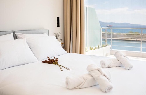 Kalamata Marina Apartment | Yin & Yang Studio, Marina Hideout in Kalamata (B3)