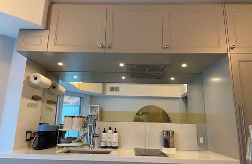 Midtown Toronto Hotel | Yorkville Executive Suite 1BD 1BTH TERRACE w private outdoor dining + couch
