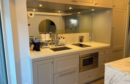 Midtown Toronto Hotel | Yorkville Executive Suite 1BD 1BTH TERRACE w private outdoor dining + couch