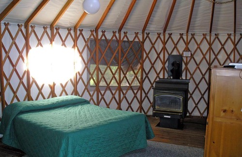 Harden Flat Resort | Yosemite Lakes River Yurt 22