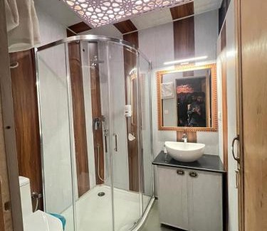 Dal Lake Hotel | Young Bombay Premium Heritage Houseboat