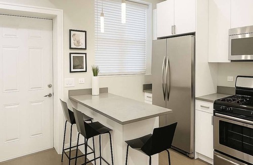 West Town Apartment | Your 2BR Home in the City