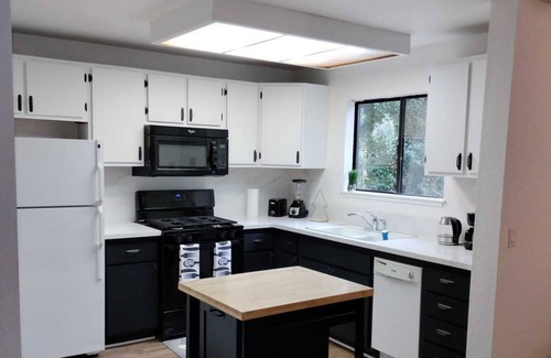 Auburn House | Your casita in Auburn 2bedroom 1bath cozy house pet friendly.