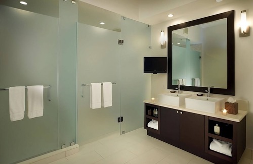 Ludlam House | Your Dream Miami Retreat Awaits! Gorgeous Room w/Kitchen and Balcony