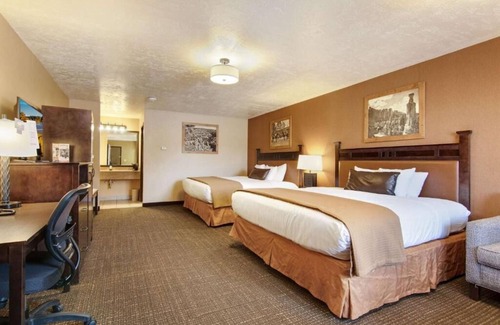 Bryce Canyon House | Your Home Away from Home! Free Breakfast, Free Parking, Swimming Pool!