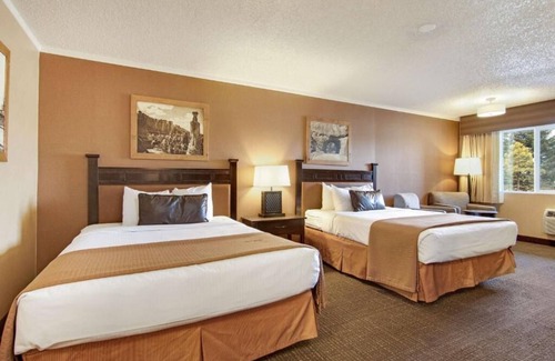 Bryce Canyon House | Your Home Away from Home! Free Breakfast, Free Parking, Swimming Pool!