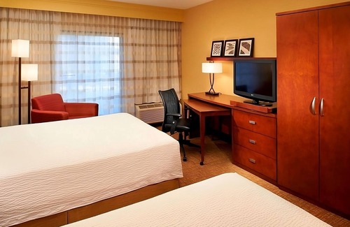 Auburn Hills Hotel | Your Home Away From Home! Two Lovely Units, With Swimming Pool, Parking!
