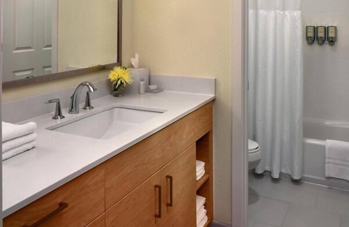 Andover Hotel | Your Home Away From Home! Close to Lawrence Heritage State Park! Outdoor Pool!