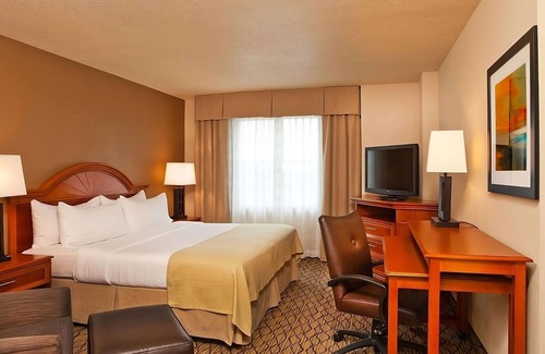 College Park Hotel | Your Home Away From Home! Short Drive to Georgia Aquarium, Pet-Friendly