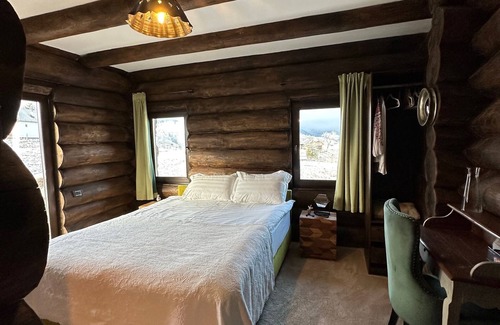Fundata Cabin | Your home away from home. 3 bedroom premium villa 20min away from Dracula Castle