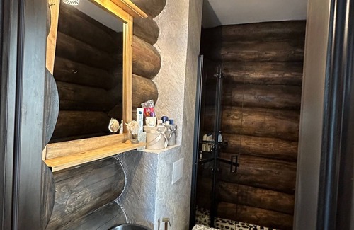 Fundata Cabin | Your home away from home. 3 bedroom premium villa 20min away from Dracula Castle