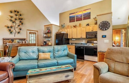 Lynn Cabin | Your ideal mountain cabin retreat with a hot tub and firepit!
