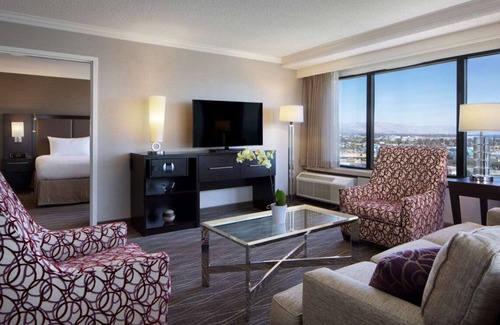 Milpitas Hotel | Your Milpitas Retreat with Modern Amenities! Gym, Pets Allowed, Airport Shuttle!