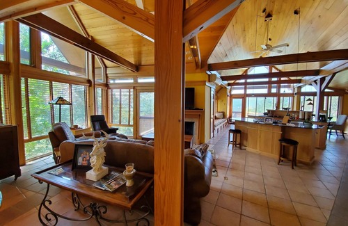 Horse Shoe House | Your mountain escape awaits!