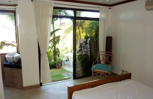 Yapak Villa | Your Private Paradise: 3 Bed Room +2 Living Room +3 Bath Room Villa with Jacuzzi
