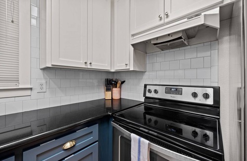 Sacramento Apartment | Your Sacramento Escape:2BR Gem w/Laundry &Netflix