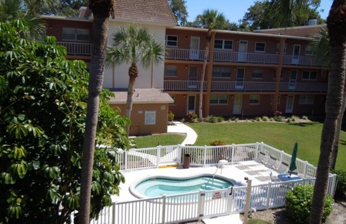 Largo Condo | Your Slice of Paradise: 1-Bedroom Condo on the Intercoastal.