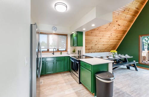 Newville House | Your Waterfront Fall Vacay Kayaks/Firepit/Arcade