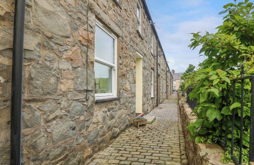 Trefor Cottage | YR ENCIL, pet friendly, character holiday cottage in Trefor