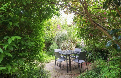 Trefor Cottage | YR ENCIL, pet friendly, character holiday cottage in Trefor