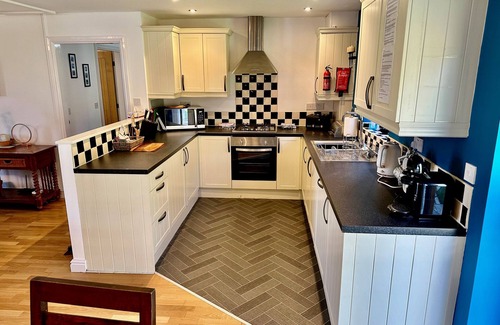 Llanddaniel Fab Cottage | YR ENCIL, pet friendly, with a garden in Gaerwen