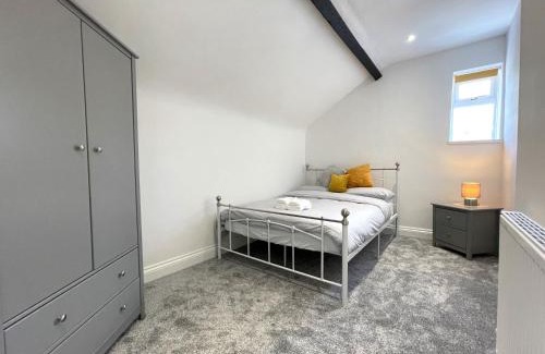 Pontypridd House | Yr Hen Bopty (The Old Bakery)