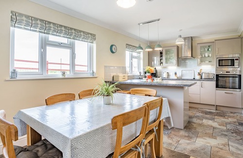 Llanedy Cottage | YR HEN FFALD, family friendly, with a garden in Pontarddulais