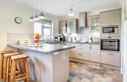 Llanedy Cottage | YR HEN FFALD, family friendly, with a garden in Pontarddulais