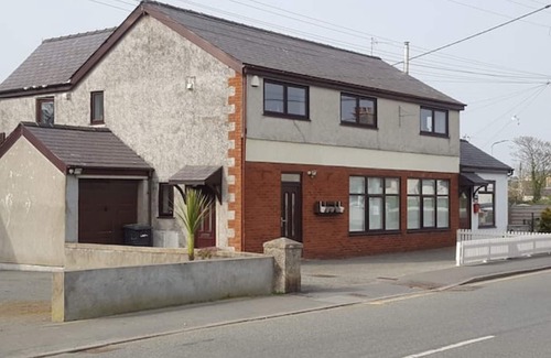 Moelfre House | Yr Hen Weithdy. (The Old Workshop) Ll728hd, sleeps 4 only.n