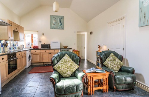 Carmarthen Cottage | YR HEN YSGUBOR, pet friendly, with a garden in St Clears