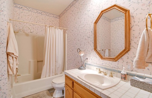 Yreka House | Yreka Home w/Outdoor Oasis on 20 Wooded Acres!