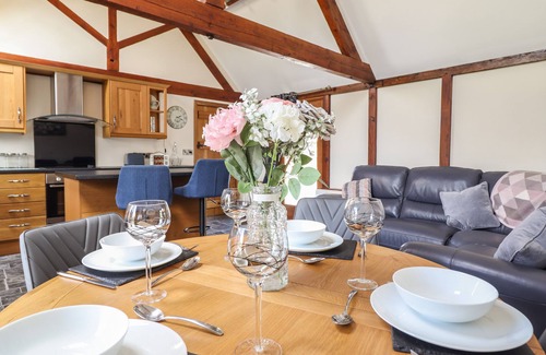 Llanfair Caereinion Cottage | YSGUBOR FACHWEN, pet friendly, with a garden in Bettws Cedewain
