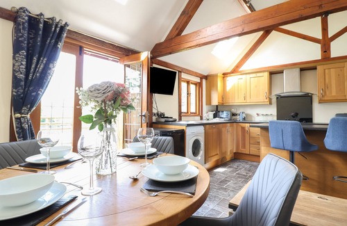Llanfair Caereinion Cottage | YSGUBOR FACHWEN, pet friendly, with a garden in Bettws Cedewain