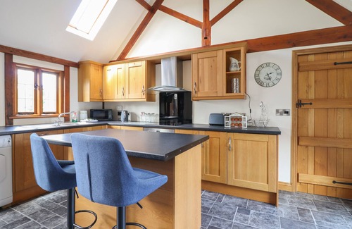 Llanfair Caereinion Cottage | YSGUBOR FACHWEN, pet friendly, with a garden in Bettws Cedewain