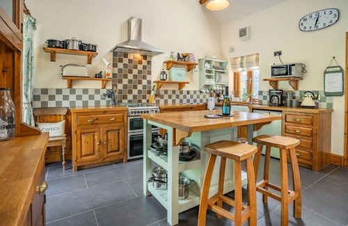 Llanedy Cottage | YSGUBOR HIR, family friendly, with a garden in Pontarddulais