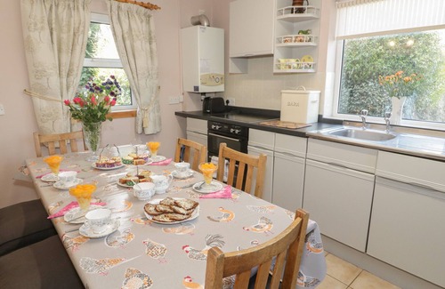 Henryd Cottage | YSGUBOR NEWYDD, family friendly, with a garden in Conwy