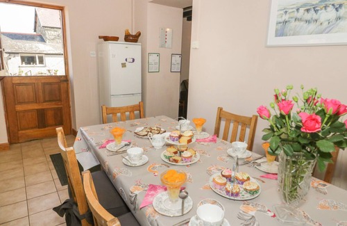 Henryd Cottage | YSGUBOR NEWYDD, family friendly, with a garden in Conwy