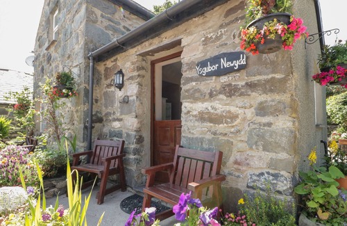 Henryd Cottage | YSGUBOR NEWYDD, family friendly, with a garden in Conwy